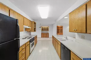 1350 Dogwood Dr, Woodburn, OR 97071 - Photo 9