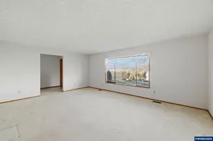1350 Dogwood Dr, Woodburn, OR 97071 - Photo 5