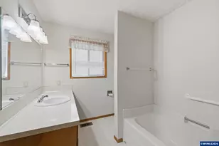 1350 Dogwood Dr, Woodburn, OR 97071 - Photo 19