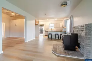 410 SW Broadway St, Mill City, OR 97360 - Photo 11