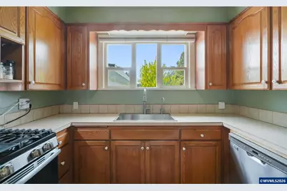 1350 NW Springhill Dr, Albany, OR 97321 - Photo 11