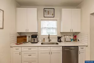 690 W Morton St, Lebanon, OR 97355 - Photo 9