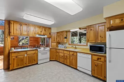 1470 East Willis Creek Rd, Winston, OR 97496 - Photo 23