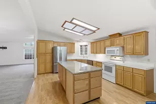 3326 Senecal Creek Dr, Woodburn, OR 97071 - Photo 15