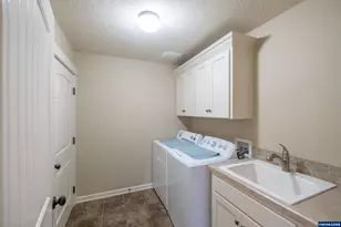 705 SE Stoneridge Ln, Dallas, OR 97338 - Photo 7