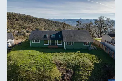 383 Ridgecrest Dr, Roseburg, OR 97471 - Photo 7