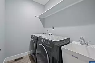 819 Riley Dr, Silverton, OR 97381 - Photo 31