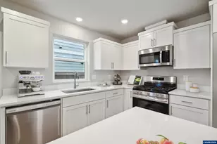 714 Merriott Ln, Woodburn, OR 97071 - Photo 3