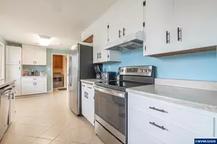 586 45th Pl NE, Salem, OR 97301 - Photo 13