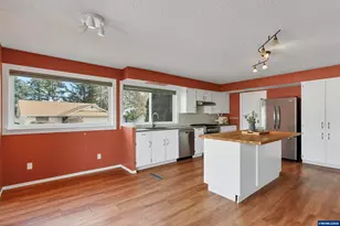 1694 Sunrise Cir NW, Salem, OR 97304 - Photo 13