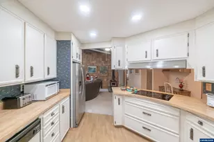 2120 Robins Ln SE, Salem, OR 97306 - Photo 15