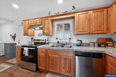 826 SW Cherry St, Willamina, OR 97396 - Photo 9