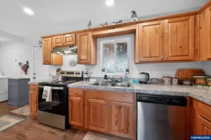 826 SW Cherry St, Willamina, OR 97396 - Photo 9