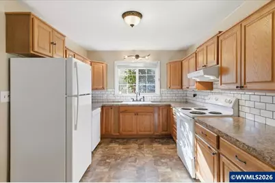 368 S 6th St, Independence, OR 97351 - Photo 15