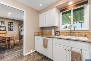 2093 W Hayes St, Woodburn, OR 97071 - Photo 15