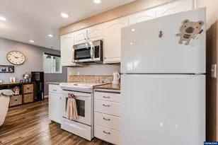 2093 W Hayes St, Woodburn, OR 97071 - Photo 17