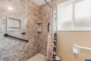 2093 W Hayes St, Woodburn, OR 97071 - Photo 35