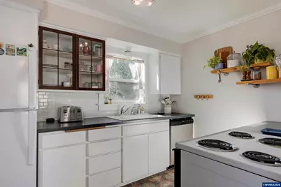 490 W Maple St, Lebanon, OR 97355 - Photo 13