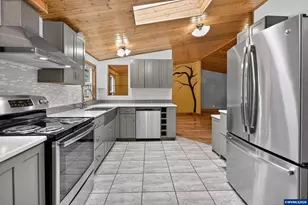 20284 El Romar Dr NE Dr, Scotts Mills, OR 97375 - Photo 5