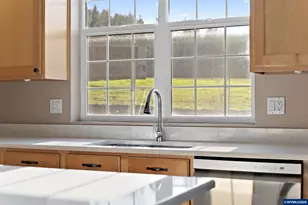 33960 Viewcrest Dr NE, Albany, OR 97322 - Photo 11