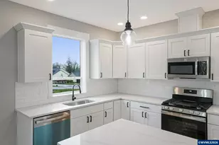 195 Iowa St, Silverton, OR 97381 - Photo 7