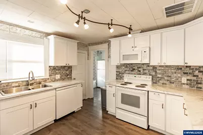 488 S 2nd St, Lebanon, OR 97355 - Photo 3