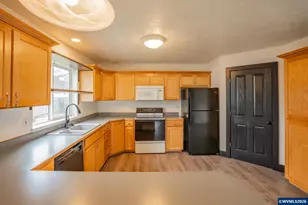 960 7th Ave, Sweet Home, OR 97386 - Photo 7