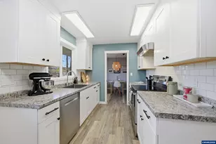 241 NE Azalea Dr, Corvallis, OR 97330 - Photo 13