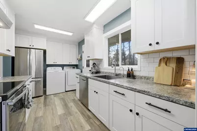 241 NE Azalea Dr, Corvallis, OR 97330 - Photo 11