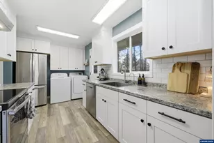 241 NE Azalea Dr, Corvallis, OR 97330 - Photo 11