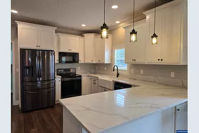 302 Jersey St, Silverton, OR 97381 - Photo 7