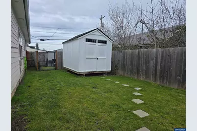302 Jersey St, Silverton, OR 97381 - Photo 17