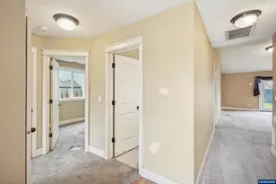 1055 SE Millright Ave, McMinnville, OR 97128 - Photo 9