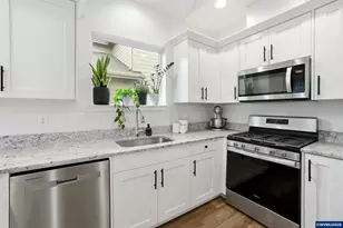 1631 SE Salmonberry Ave, Dallas, OR 97338 - Photo 15