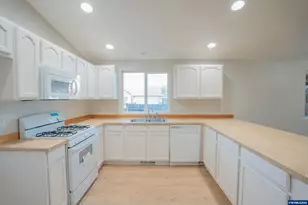 399 Breezy Wy NE, Albany, OR 97322 - Photo 3
