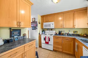 1315 Rainier Rd, Woodburn, OR 97071 - Photo 9