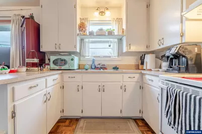 861 W 10th St, Junction City, OR 97448 - Photo 11