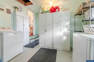 861 W 10th St, Junction City, OR 97448 - Photo 21