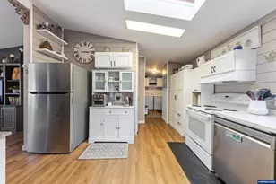 1377 SW Louise Dr, McMinnville, OR 97128 - Photo 9