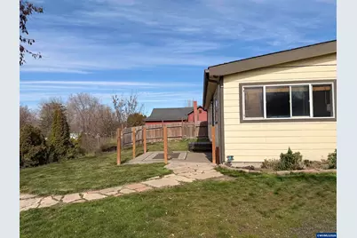 305 N Broad St, Weston, OR 97886 - Photo 5