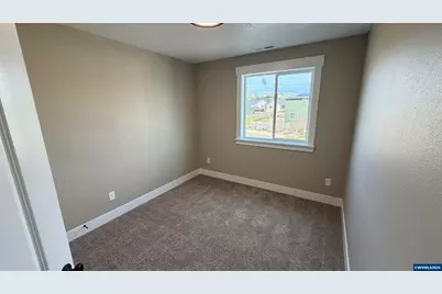 602 NE Kerns Dr, Dallas, OR 97338 - Photo 9