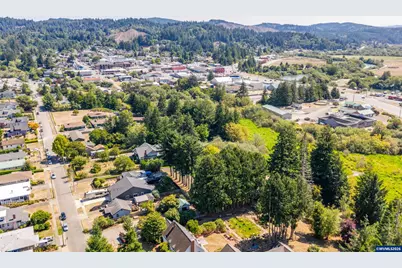 547 W 4th St, Coquille, OR 97423 - Photo 3
