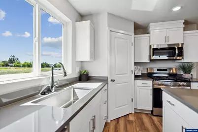 746 Merriott Ln, Woodburn, OR 97071 - Photo 9