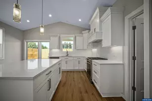 760 Emily Grace Ct SE, Salem, OR 97306 - Photo 19