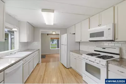 304 Moyer St, Brownsville, OR 97327 - Photo 13