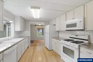 304 Moyer St, Brownsville, OR 97327 - Photo 13