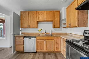 407 Jersey St, Silverton, OR 97381 - Photo 9