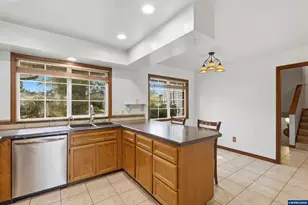 2055 SE Oak Crest Dr Dr, Hillsboro, OR 97123 - Photo 13