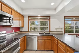 2055 SE Oak Crest Dr, Hillsboro, OR 97123 - Photo 11