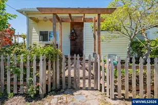 204 N 3rd St, Jefferson, OR 97352 - Photo 3